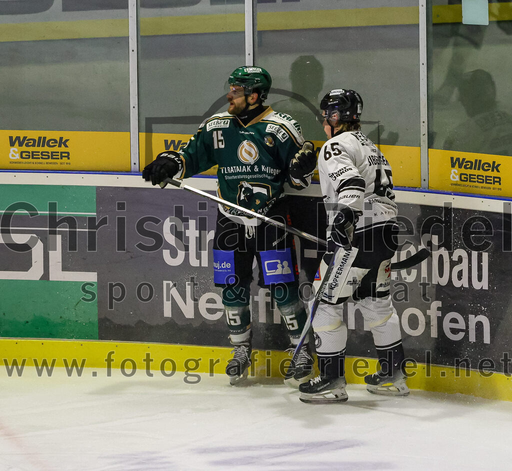 2026-01-30_033_TSV_Erding_gegen_EHF_Passau_Black_Hawks | Erding, Deutschland, 30.01.2026:Eishockey, Oberliga Süd 2025 / 2026, 42. Spieltag, TSV Erding gegen EHF Passau Black Hawks, Endergebnis: 2:6Elias Maier (Erding Gladiators, #15), Alexander Biberger (EHF Passau Black Hawks, #65)Foto: Christian Riedel / fotografie-riedel.net