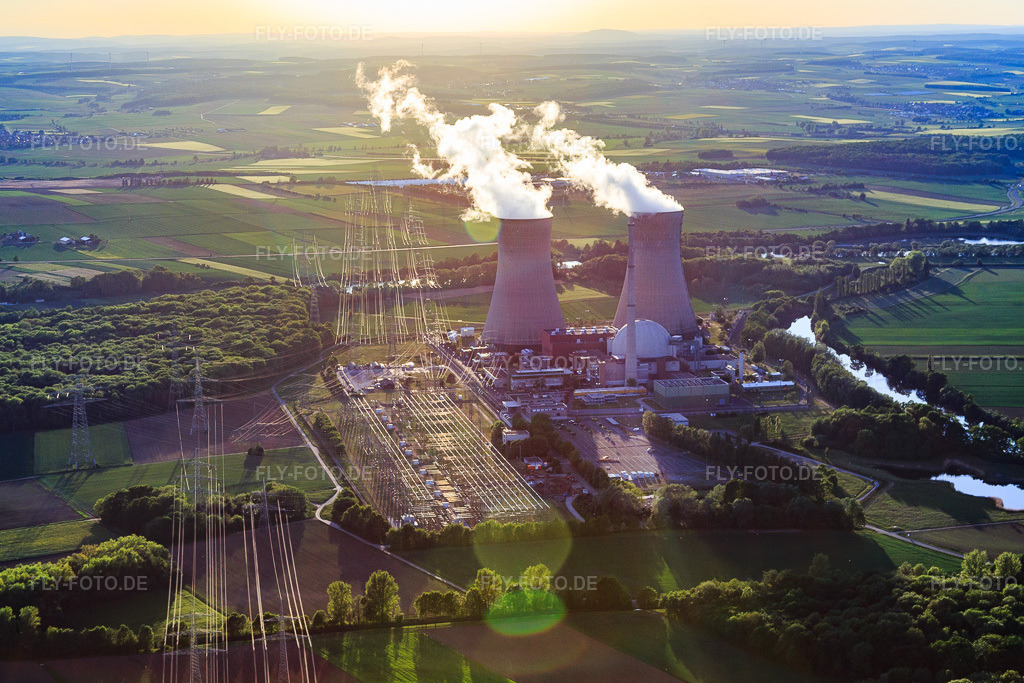 Luftbild: Preussenelektra GmbH — Kernkraftwerk Grafenrheinfeld im Abendlicht in Grafenrheinfeld im Bundesland Bayern in Deutschland. – Foto: IMG_079138.jpg vom 15.05.2015 durch Werner Riehm/FLY-FOTO.de – Auflösung des Originals: 5268 x 3512 px – WWW.PREUSSENELEKTRA.DE