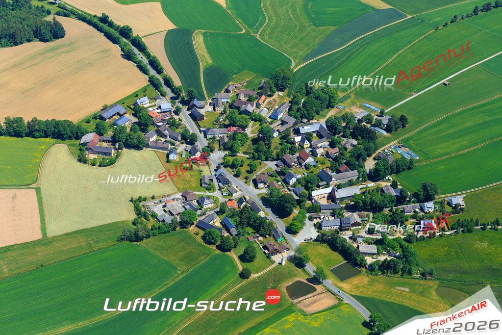 Die Luftaufnahme Ahornberg - Konradsreuth wurde vom UL-Flugzeug (keine Drohne) aus fotografiert.Hohe Druck- Auflösung-die Geschenkidee!