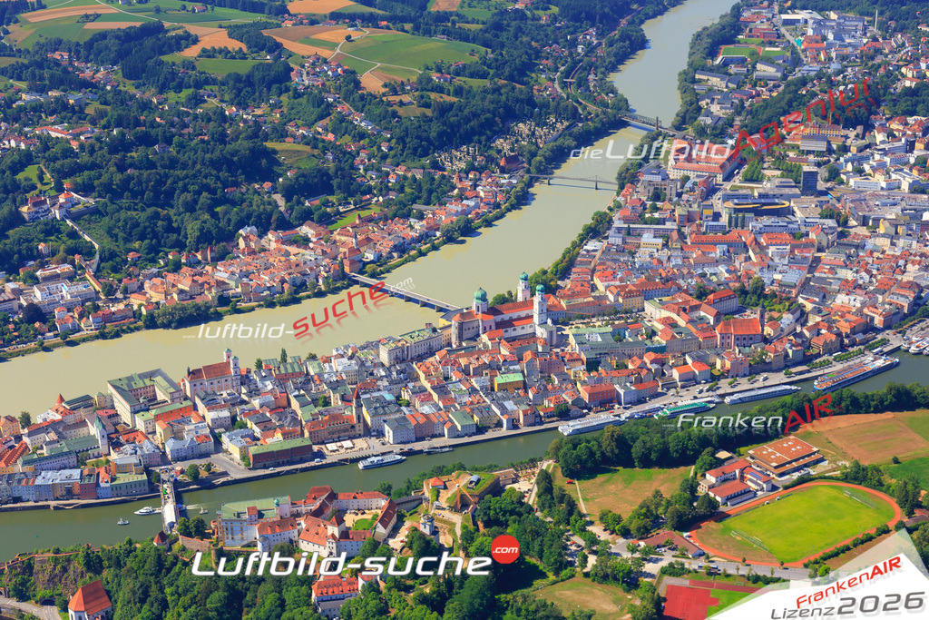 Die Luftaufnahme Altstadt - Passau wurde 2017 mittels Flugzeug (keine Drohne) erstellt. Perfekte Schärfe und Druck- Auflösung- Garantiert!