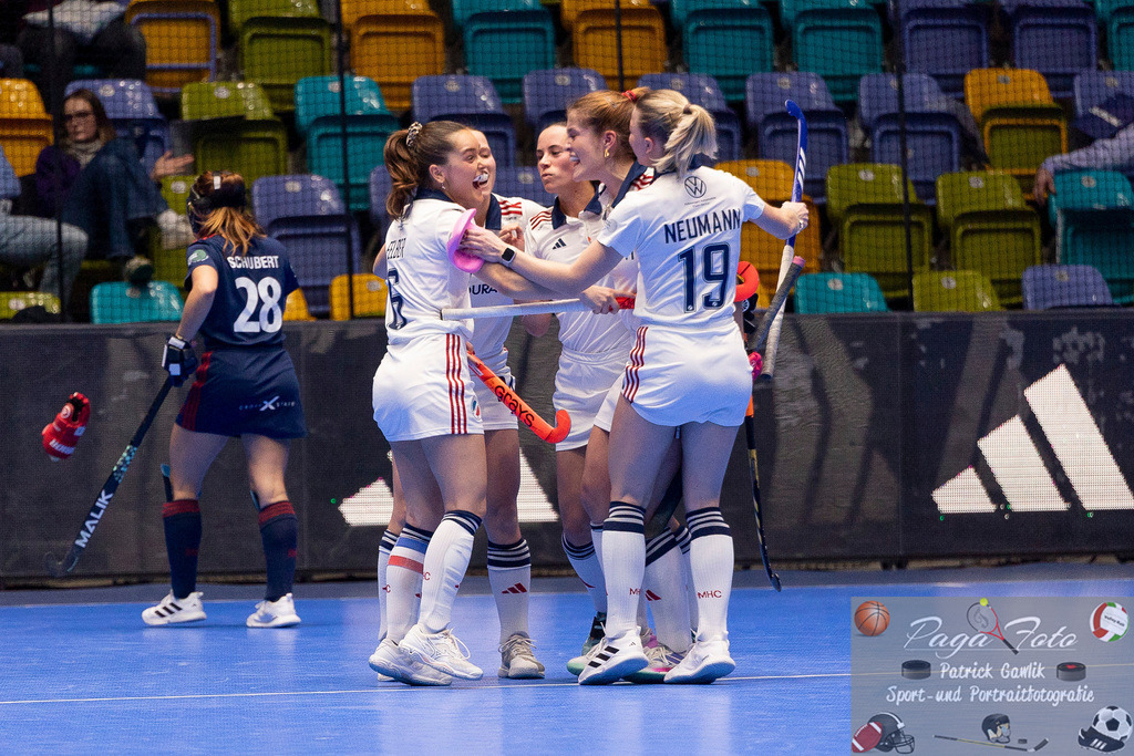 Volvo E.R.B. Final 4 Halbfinale Frauen: Mannheimer HC - Düsseldorfer HC, 25.01.2025 | Carolin Seidel (Mannheimer HC #32) &amp; Sonja Zimmermann (Mannheimer HC #11) &amp; Linda Bens (Mannheimer HC #24) &amp; Fiona Felber (Mannheimer HC #6) &amp; Verena Neumann (Mannheimer HC #19),  feiern das Tor zum 4:4 Ausgleich, Mannheimer HC - Düsseldorfer HC, Frankfurt, Süwag Arena, 25.1.2025 - Realisiert mit Pictrs.com