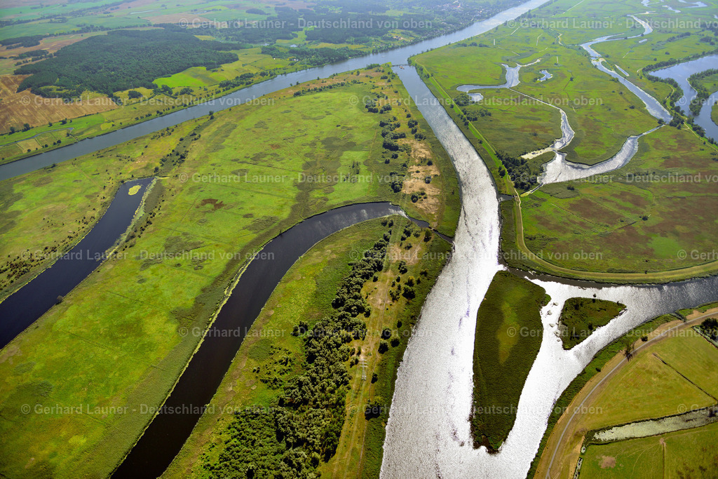 3637543 | Nationalpark Unteres Odertal  bei FRIEDRICHSTHAL 25.08.2016 Grasflächen- Strukturen einer Wiesen- und Feld Landschaft in der Auen- Niederung am Ufer des Flußverlaufes der Oder in Friedrichsthal in Woiwodschaft Westpommern, Polen // Grassland structures of a meadow and field landscape in the lowland on the banks of the river Oder in Friedrichsthal in Woiwodschaft Westpommern, Poland Foto: Gerhard Launer
