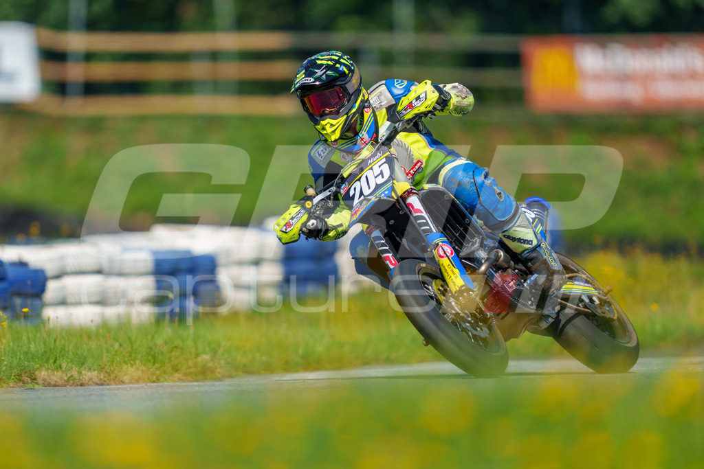 SuperMoto_Staatsmeisterschaft_Greinbach_310 | GRIPcapture steht für authentische Sportfotografie in Österreich – für Momente, die mehr sind als Geschwindigkeit oder Ergebnis. Es geht um Emotion, Spannung, Fokus und den Augenblick, der oft nur einen Wimpernschlag dauert.Ob Motorsport, Teamsport oder 