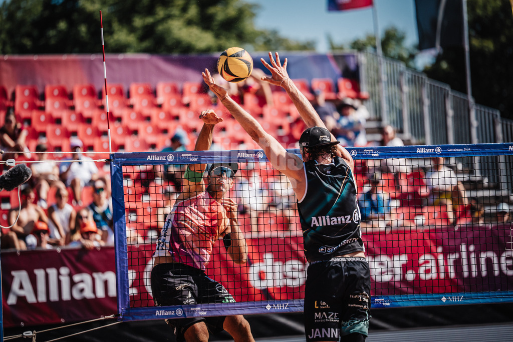 Beachvolleyball | Männer | Allianz German Beach Tour 2025 | Tourstop München | 05.07.2025 | v.l. Kim Huber beim Angriff gegen Jannik Kühlborn