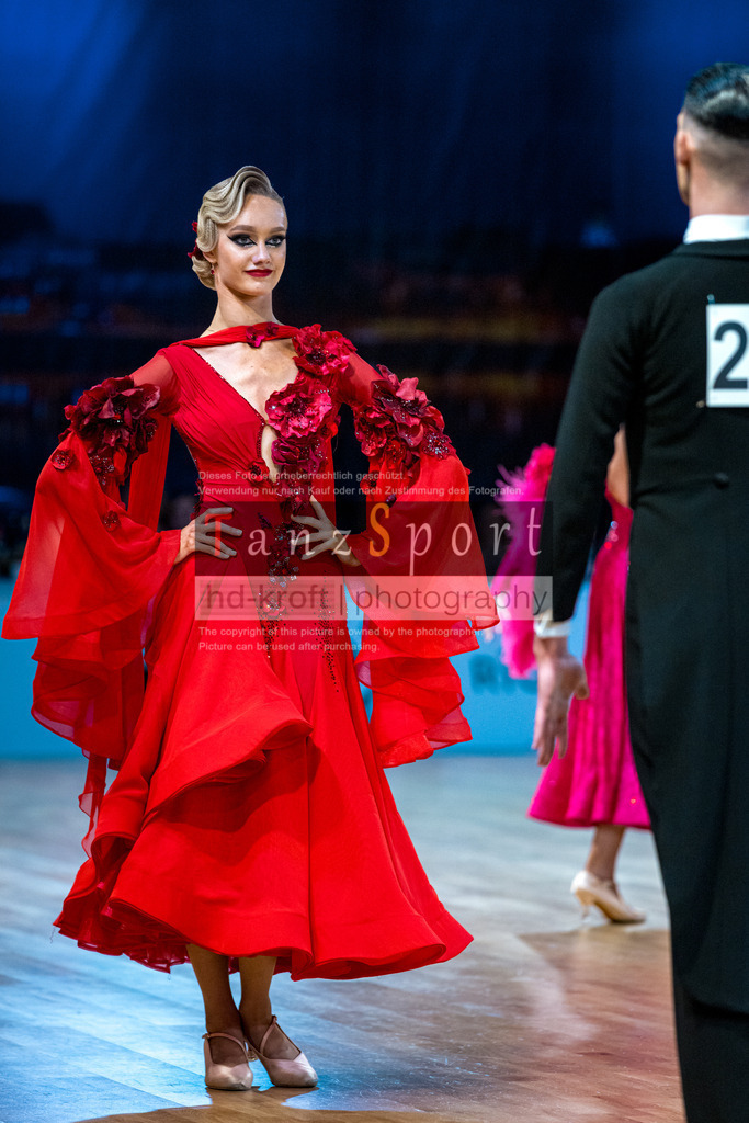20251212_WDSF_World_Ch_Cup_RS-Std_1240-2 | Tanzsportbilder, Standardtanz, Lateintanz, WDSF, DTV, LTVB, dancecomp, goc, hessen tanzt, blaues band der spree, walzer, tango, wiener walzer, slowfox, quickstepp, samba, rumba, cha-cha-cha, paso doble. jive, hd-kroft photography, turniertanzsport