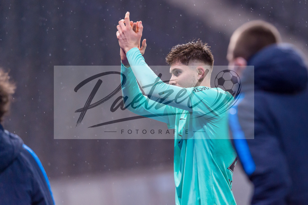 HERBOC20220204_078 | Fussball, Herren: Elvis Rexhbecaj (VfL Bochum) gestikuliert, Gestik bei dem Spiel der 1. Bundesliga zwischen Hertha BSC und VfL Bochum im Olypiastadion am 04.02.2022 in Berlin, Deutschland.DFB / DFL REGULATIONS PROHIBIT ANY USE OF PHOTOGRAPHS AS IMAGE SEQUENCES AND/OR QUASI-VIDEO. - Realisiert mit Pictrs.com