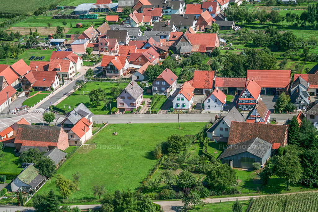 Aerial view: Rue Principale x Rue de la Forêt in Schleithal in the state Bas-Rhin, France. – Photo: IMG_3545.jpg taken on 08/31/2006 by Werner Riehm/FLY-FOTO.com – Resolution of the original: 3456 x 2304 px