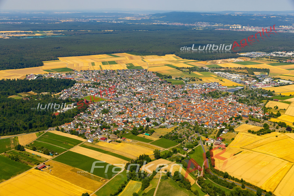 schaafheim-ohne-drohne-aufnahme-871-2023 | Das Luftbild zeigt :  Schaafheim - Die Luftaufnahme wurde 2023 vom UL-Flugzeug aus erstellt ( keine Drohne ) - 
Hochauflösende Luftaufnahme - Für grossformatige Ausdrucke geeignet. Die Geschenkidee !
Mit Lizenz und Bildrechte bestellbar