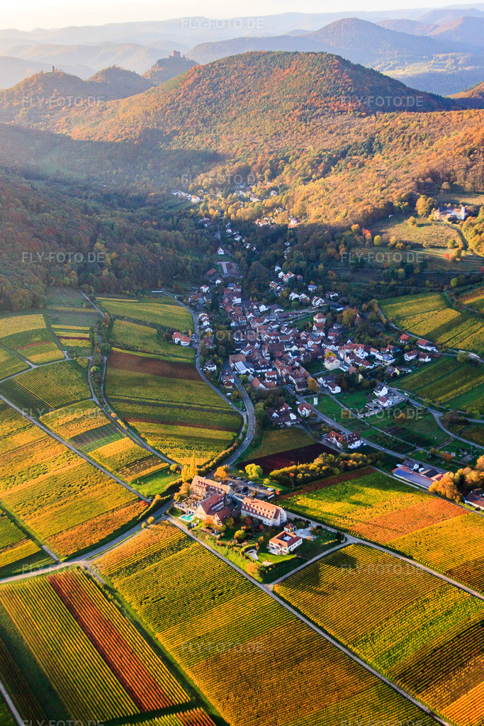 Luftbild: Hotel Leinsweiler Hof in Leinsweiler im Bundesland Rheinland-Pfalz in Deutschland. Foto: IMG_60613.jpg vom 24.10.2013 durch Werner Riehm/FLY-FOTO.de