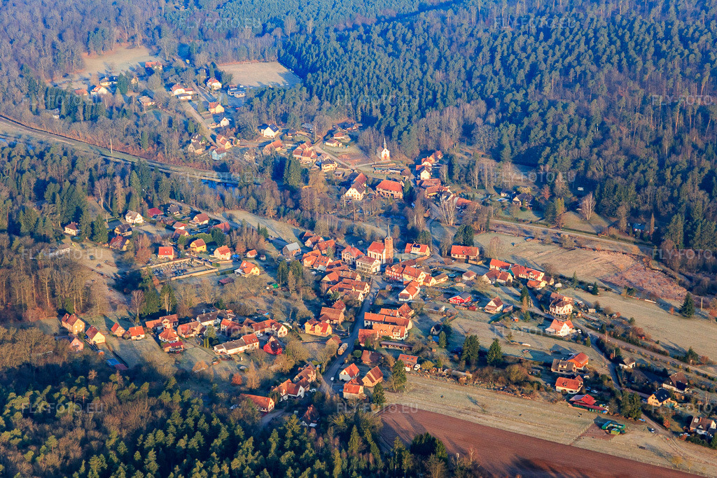 Vue aérienne: Vue de la ville depuis le sud-est à Sparsbach dans le département Bas Rhin, France – .Photo: IMG_105299.jpg prise le 25/03/2018 par Werner Riehm/FLY-FOTO.eu – Résolution de l'original: 5472 x 3648 px