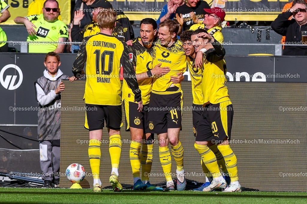 BVB26042601011 | 26.04.2026, Fußball, Borussia Dortmund - SC Freiburg, 1. Fußball Bundesliga, 31. Spieltag, Signal Iduna Park, Saison 2025 2026: Torjubel nach dem Tor zum 1:0 durch Torschütze Maximilian Beier&nbsp;(BVB #14)  zusammen mit Ramy Bensebaini&nbsp;(BVB #05) Marcel Sabitzer&nbsp;(BVB #20) Julian Brandt&nbsp;(BVB #10)   DFB regulations prohibit any use of photographs as image sequences and or quasi-video.