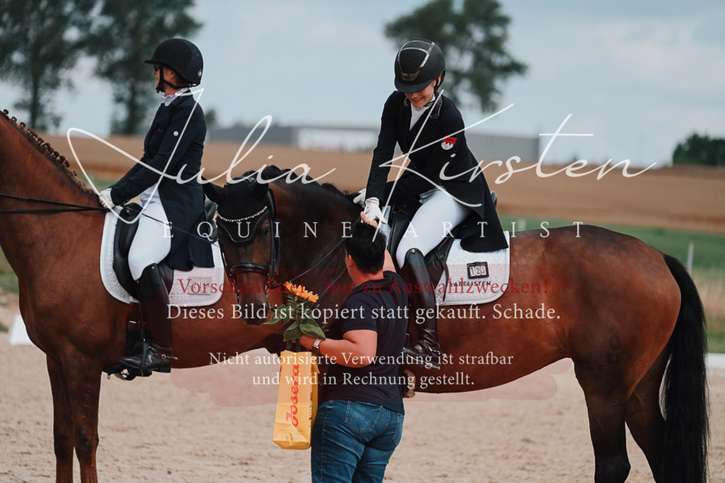 DSC_4123 | Pferde- und Turnierfotografie in Westsachsen. Pferdeportraits, Auftragszeichnungen und intuitive Kunst.