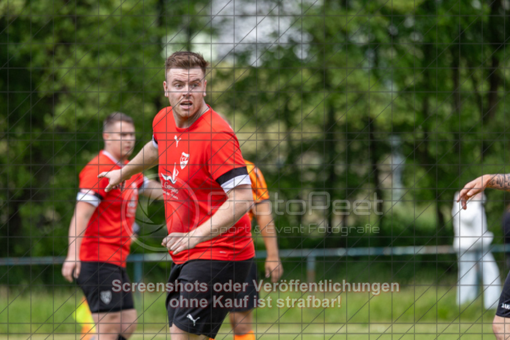 20250518_152936_0182 | #,TV Birenbach (rot) vs. SGM Jebenhausen/Bezgenriet II (organge), Fussball, Kreisliga B8 - Bezirk Neckar/Fils, 27. Spieltag, Saison 2024/2025, Rasenplatz, Sportplatz Birenbach, Turnhallenweg 8, 73102 Birenbach, 18.05.2025 - 15:00 Uhr,Foto: PhotoPeet-Sportfotografie/Peter Harich