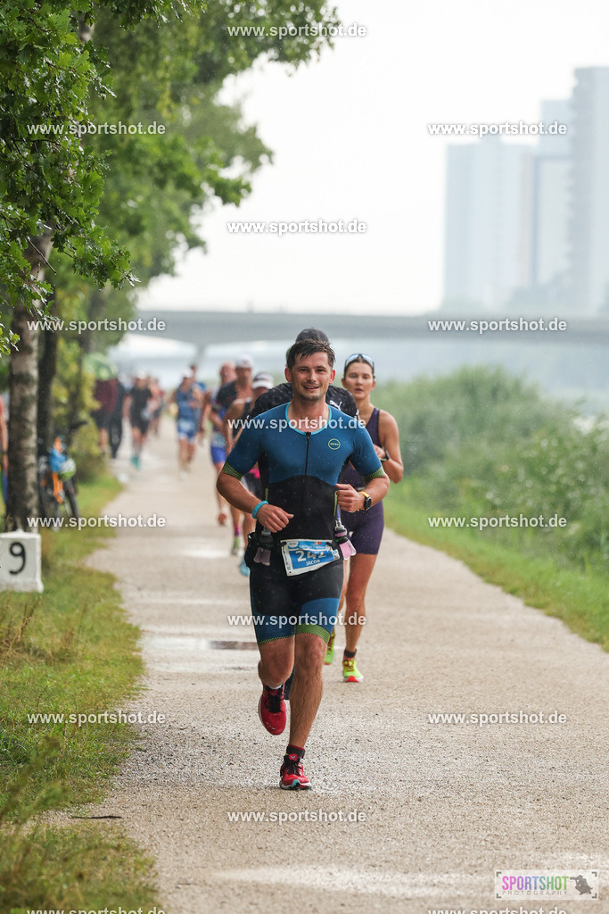LUR_1241 | 34. M-net Erlanger Triathlon 2025 #erlangertriathlon  #mnettriathlon2025 #mnettriathlon #team #olympischedistanz #mitteldistanz #triathlon #maindonaukanal  #erlangertriathlon2025 #yourpictrs #tv1848 #tv1848erlangen  #triathlonbayern #sportinerlangen #demsportverbunden #sportshot_your_pictrs Copyright: www.sportshot.de