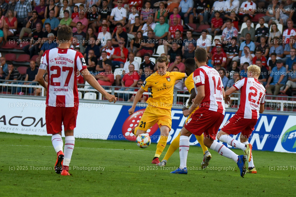 Fussball, 3. Liga, Wuerzburg Kickers vs. SG Sonnenhof Grossaspach, 30.07.2019 | Fussball, 3. Liga, Wuerzburg Kickers vs. SG Sonnenhof Grossaspach, 30.07.2019; in der Flyeralarm ARENA in Wuerzburg, (Deutschland)

Bild:  Sebastian Schuppan 27 (Wuerzburger Kickers), Jonas Behounek 21 (SG Sonnenhof Grossaspach), Hannes Hendrik 14 (Wuerzburger Kickers),
Luke Hemmerich 21 (Wuerzburger Kickers)

DFL REGULATIONS PROHIBIT ANY USE OF PHOTOGRAPHS as IMAGE SEQUENCES and/or QUASI-VIDEO. - Realisiert mit Pictrs.com