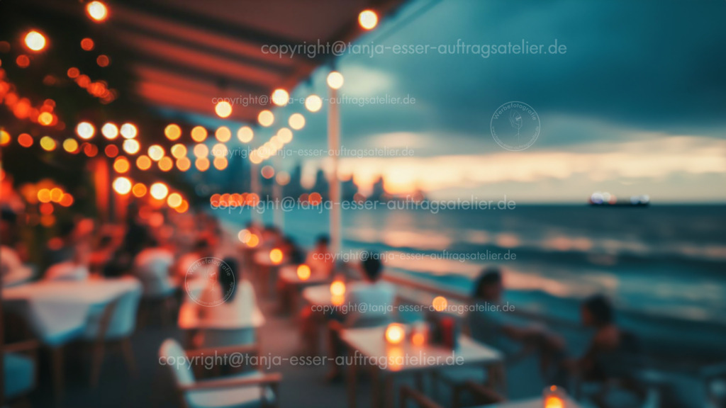 Bokeh Promenade D | Unscharfes Bild zeigt Bokeh von Lichtern eines Restaurants an einer Promenade am Meer. Unbekannte Personen sitzen an Tischen bei Kerzenschein. Im Hintergrund ist das Meer, Sonnenuntergang und ein Schiff zu sehen.