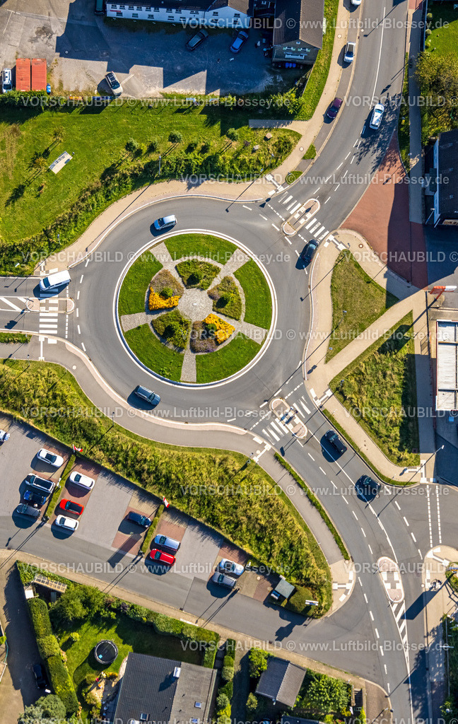 Sprockhoevel240810954 | Luftbild, Straßenverkehr mit Kreisverkehr  mit bunter Garten-Bepflanzung, Glückauf-Allee und Wuppertaler Straße, Niedersprockhövel, Sprockhövel, Ruhrgebiet, Nordrhein-Westfalen, Deutschland