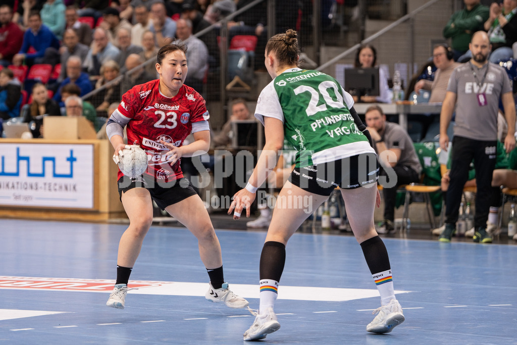 Handball I Frauen I Saison 2025-2026 I 1. HBF I 17. Spieltag I VFL Oldenburg - Thüringer HC I 0275 | Natsuki Aizawa (23, Thüringer HC) und Ariane Pfundstein (20, VfL Oldenburg) - Realisiert mit Pictrs.com