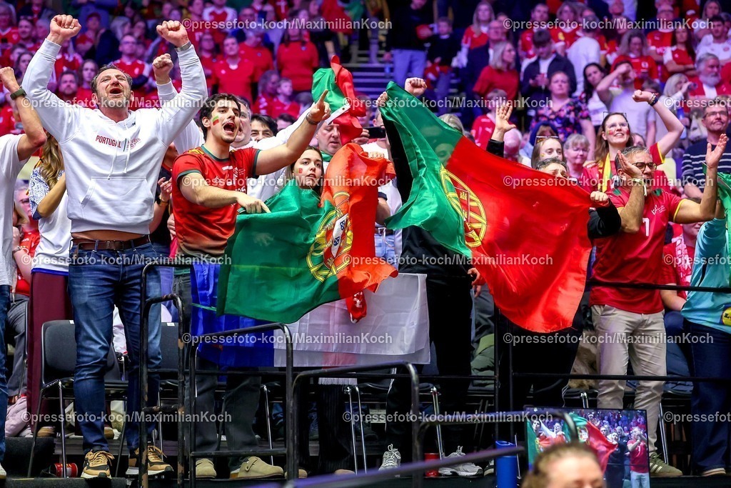 EHF20012602125 | 20.01.2026, Handball, Men's EHF EURO 2026, Dänemark - Portugal, Jyske Bank Boxen in Herning, Dänemark, Preliminary Round: Gute Stimmung bei den Fans Handballfans aus Portugal