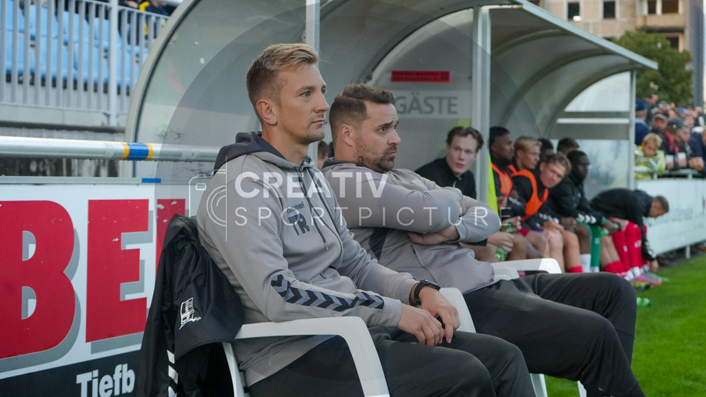 Fußball, Herren, Saison 2025/2026, Regionalliga Nordost, 8. Spieltag, FSV 63 Luckenwalde vs. FC Hertha 03 Zehlendorf, Dienstag 16.09.2025, Werner-Seelenbinder-Stadion Luckenwalde, | Fußball, Herren, Saison 2025/2026, Regionalliga Nordost, 8. Spieltag, FSV 63 Luckenwalde vs. FC Hertha 03 Zehlendorf, Dienstag 16.09.2025, Werner-Seelenbinder-Stadion Luckenwalde, Im Bild: Das Interims-Trainerteam von Hertha Zehlendorf um Tillman Käpnick (l.) - Realisiert mit Pictrs.com