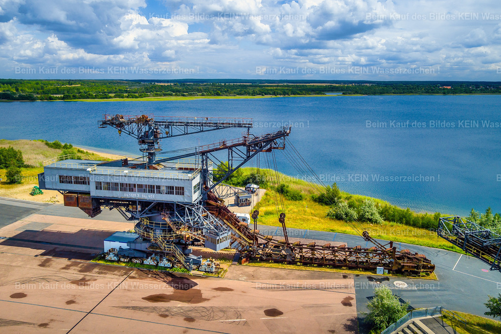 Ferropolis_Bagger_Mad_Max_Stadt_aus_Eisen-0131_GEN | Mad Max in Ferropolis---Der Schaufelradbagger „Mad Max“ ist rund 60 Meter hoch und wiegt etwa 1.250 Tonnen. Einst im Braunkohletagebau im Einsatz, zählt er heute zu den eindrucksvollsten Exponaten der Stadt aus Eisen und erinnert an die Industriegeschichte Mitteldeutschlands. - Realisiert mit Pictrs.com