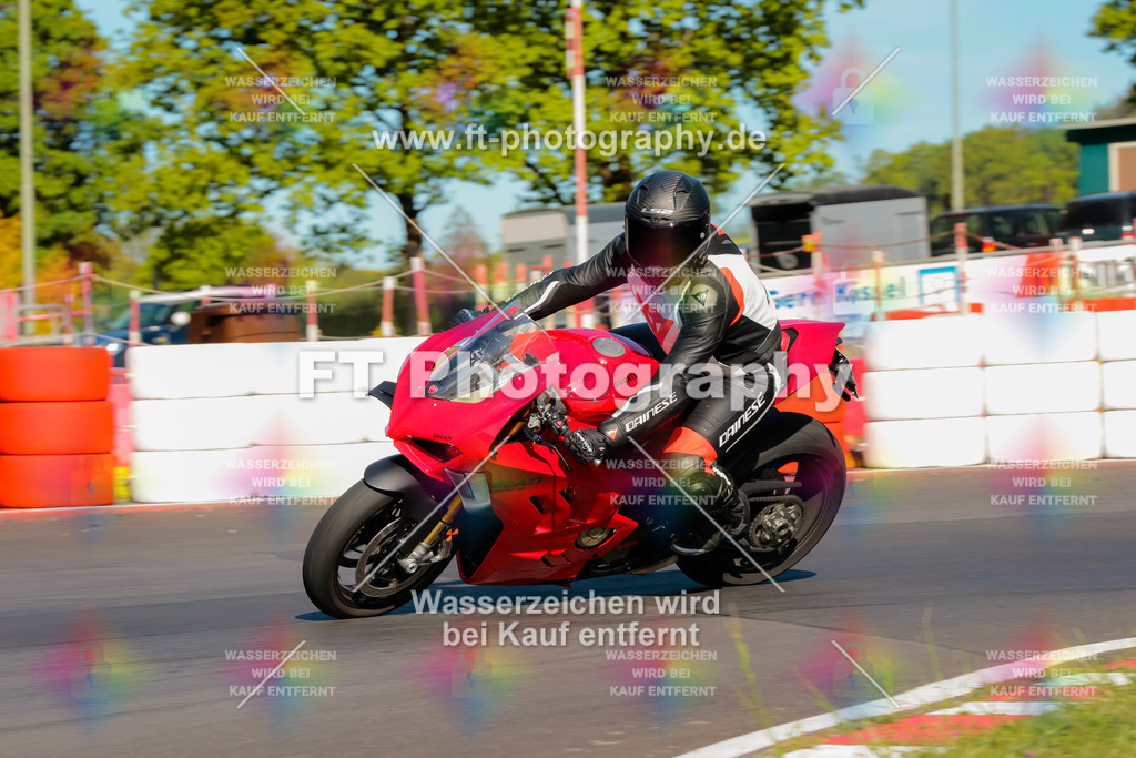 Moto-TeamOBK-21108 | Hier findet Ihr Bilder von Touristenfahrten auf der Nürburgring Nordschleife oder von anderen Veranstaltungen die ich besucht habe. Viel Spass beim Durch Schauen 