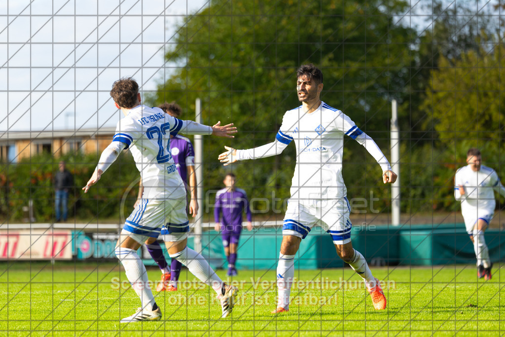 20261010_155456_0270_(c)_by_PhotoPeet | #,1.FC Eislingen (weiß) vs. TSV Bernhausen (lila), Fussball, Landesliga 2 - wfv, 11. Spieltag, Saison 2026/2027, Rasenplatz, Eichbachstation, Haldenstraße, 73054 Eislingen, 10.10.2026 - 15:30 Uhr,Foto: PhotoPeet / Sport- &amp; Eventfotografie / Peter Harich