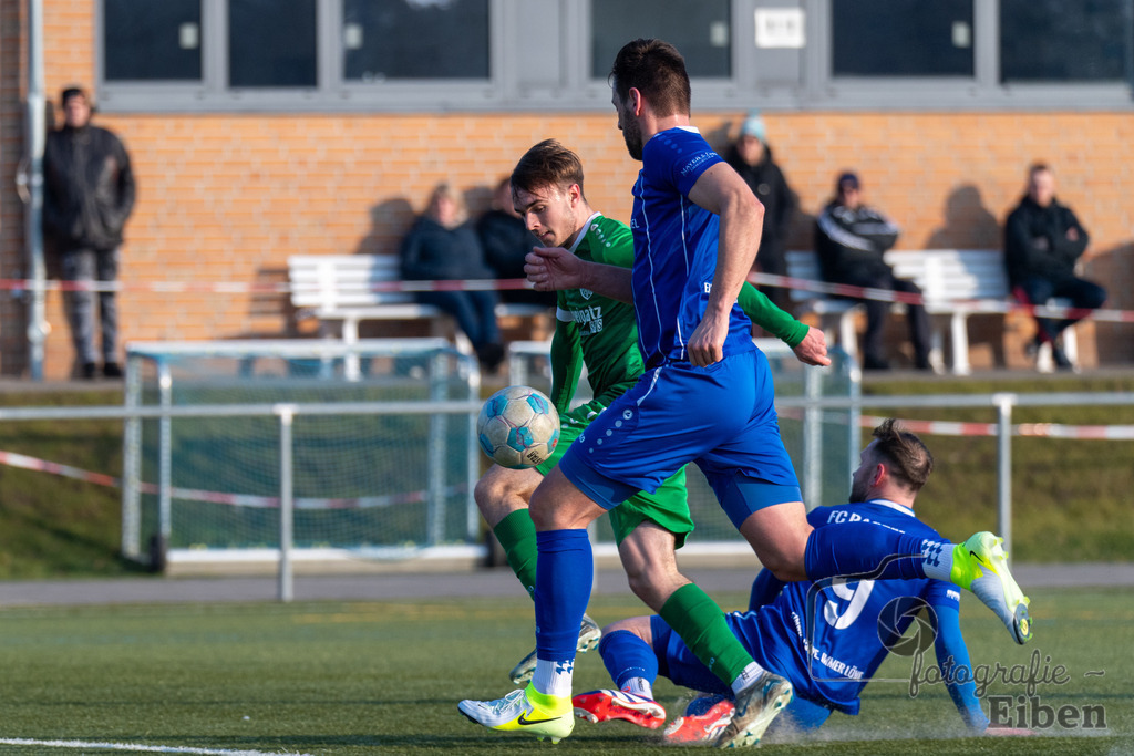 FC Rastede-Hansa Friesoythe | FC Rastede (blau)-Hansa Friesoythe (grün) am 09.02.2025 in Rastede (Sportanlage Kötterswegs), Photo: Philip Eiben 2025 - Realisiert mit Pictrs.com