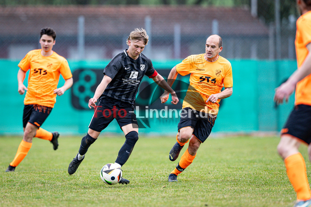 SV Polling II gegen SG SV Eberfing/SV Söchering | Fußball A-Klasse Herren Oberbayern Zugspitze Gruppe 5 2024/25, SV Polling II gegen SG SV Eberfing/SV Söchering, 20250330,Lukas FENDT (SV Polling II 8) am Ball,2025-03-30 in Polling (Sportplatz Polling), Lukas FENDT (SV Polling II 8), Michael WOPPERER (SG SV Eberfing/SV Söchering 9)Copyright: WolfgangxLindner www.foto-lindner.de