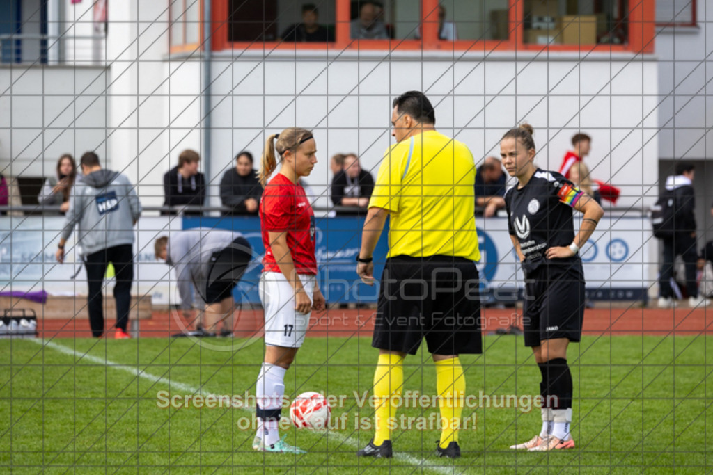 20250928_130324_0061 | #,1.FC Donzdorf (schwarz) vs. TV Derendingen (rot), Fussball, Frauen-Verbandsliga Württemberg, 03. Spieltag, Saison 2025/2026, Rasenplatz Lautertal Stadion, Süßener Straße 16, 73072 Donzdorf, 28.09.2025 - 13:00 Uhr,Foto: PhotoPeet-Sportfotografie/Peter Harich