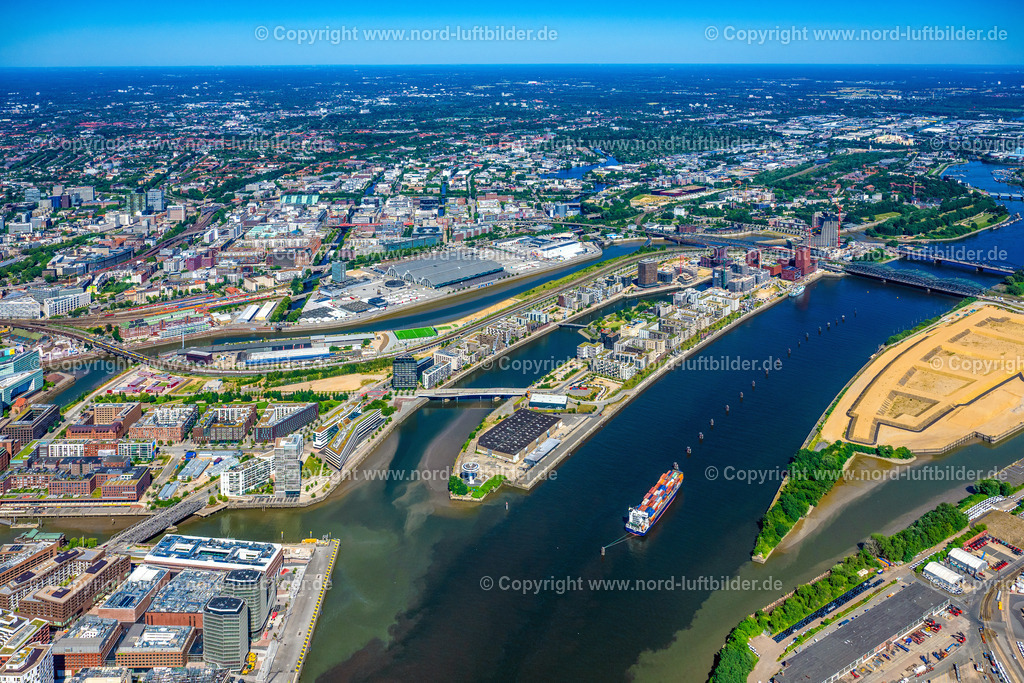 Hamburg_Baakenhafen_Hafencity_ELS_8192010725 | HAMBURG 16.06.2025 Baustellen für Wohn- und Geschäftshäuser im Baakenhafen entlang der der Baakenallee in der HafenCity in Hamburg, Deutschland. Weiterführende Informationen bei: AUG. PRIEN Bauunternehmung (GmbH & Co. KG),  BVE Bauverein der Elbgemeinden eG,  Baugenossenschaft Hamburger Wohnen eG,  Johann Daniel Lawaetz-Stiftung,  Richard Ditting GmbH & Co. KG,  bof architekten,  florian krieger - architektur und städtebau gmbh. // Construction sites for residential and commercial buildings in the Baakenhafen along the Baakenallee in HafenCity in Hamburg, Germany. Further information at: AUG. PRIEN Bauunternehmung (GmbH & Co. KG),  BVE Bauverein der Elbgemeinden eG,  Baugenossenschaft Hamburger Wohnen eG,  Johann Daniel Lawaetz-Stiftung,  Richard Ditting GmbH & Co. KG,  bof architekten,  florian krieger - architektur und staedtebau gmbh. Foto: Martin Elsen