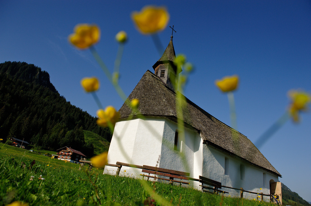 Kapelle mit gelben Blumen | Schoenenbach, Austria - July 24, 2012: Vorsäßsiedlung Schönenbach;  Kapelle mit gelben Blumen. - Realisiert mit Pictrs.com