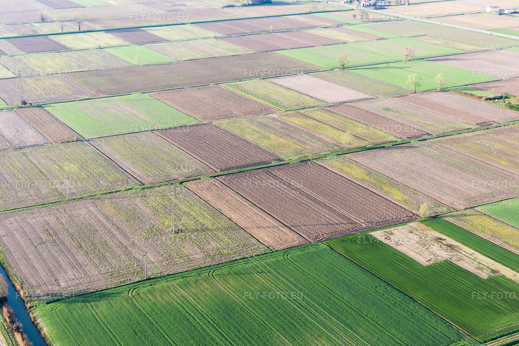 Vue aérienne: Vue de la ville à California dans le département Frioul-Vénétie Julienne, Italie. Photo: IMG_105684.jpg prise le 08/04/2018 par Werner Riehm/FLY-FOTO.eu – Résolution de l'original: 5472 x 3648 px