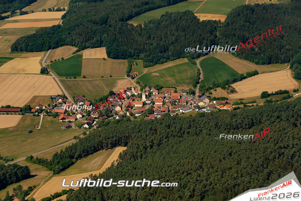 Aktuelles Luftbild von Schwimbach Thalmässing - Die Luftaufnahme wurde 2022 mittels UL-Flugzeug erstellt ( keine Drohne ) - hochauflösende Kamera-Systeme von  Canon -Beste Qualität - Für grossformatige Ausdrucke geeignet. Die Geschenkidee !