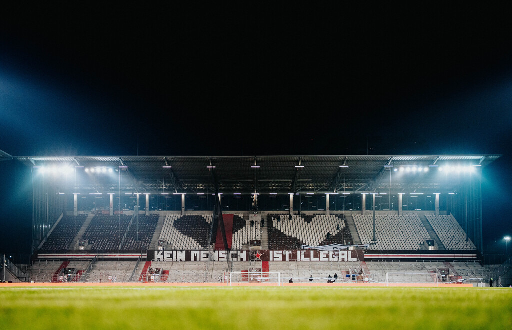FCP01042 | Der offizielle Shop für FC St. Pauli Fotos. Wähle aus Spielszenen & Fanmomenten dein FCSP Wunschformat. Wir liefern Millerntor-Atmosphäre.