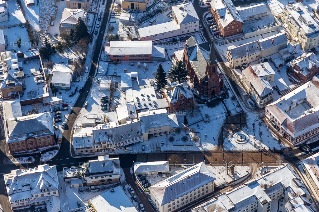 Luftbild: Winterlich schneebedeckte St. Martin Kirche am Ludwigsplatz in Bad Bergzabern im Bundesland Rheinland-Pfalz in Deutschland. Foto: IMG_124354.jpg vom 11.02.2021 durch Werner Riehm/FLY-FOTO.de