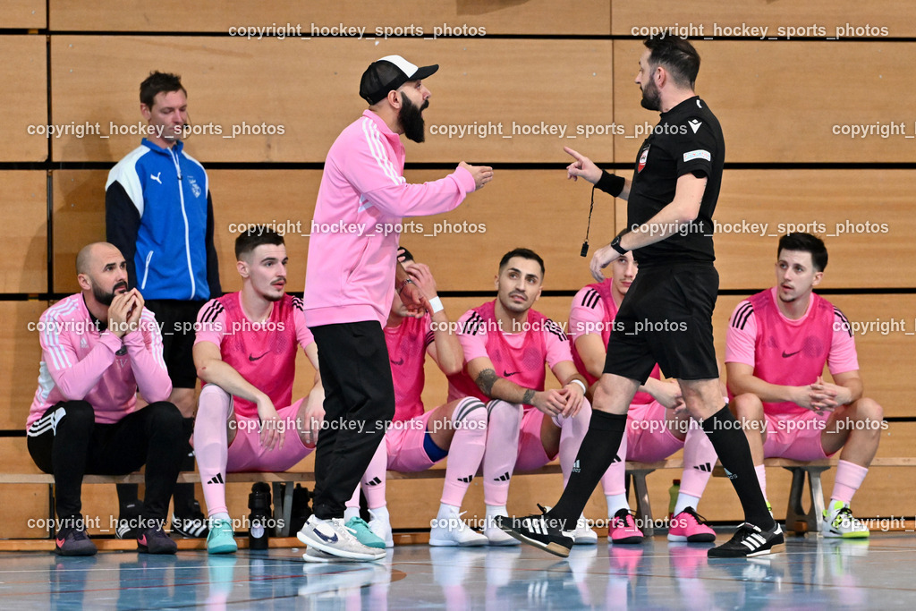 Carinthia Flamengo Futsal Club vs. FC Ljuti Krajisnici | Spielerbank Carinthia Flamengo, Headcoach Carinthia Flamengo Ugur Koc, Kostacevic Nenad Referee, Carinthia Flamengo Futsal Club vs. FC Ljuti Krajisnici, Carinthia Flamengo Futsal Club vs. FC Ljuti Krajisnici am 05.01.2025 in Klagenfurt (Ballspielhalle Viktring), Austria, (Photo by Bernd Stefan)