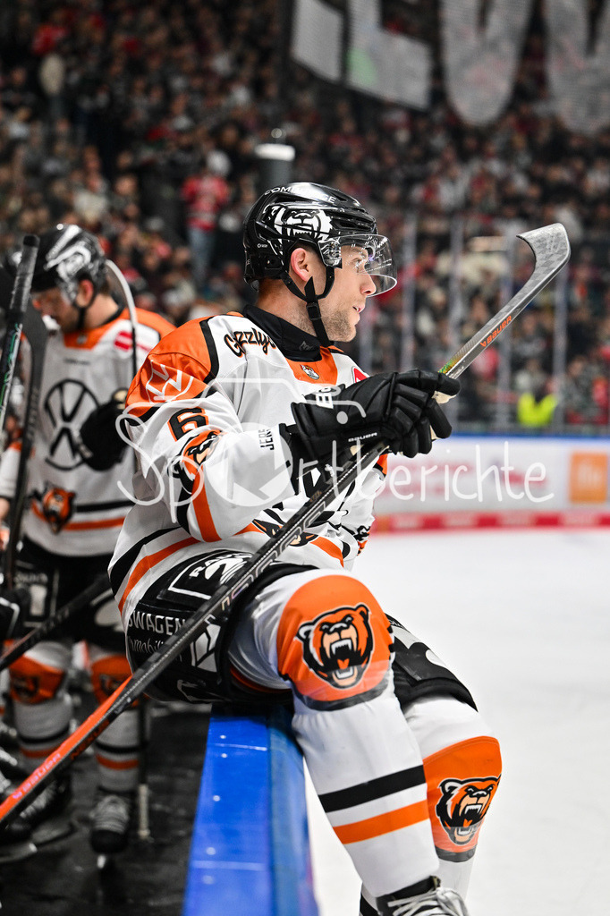 Augsburger Panther - Grizzlys Wolfsburg | AUGSBURG, GERMANY - 15. MARCH: im Bild Ethan PROW (Grizzlys Wolfsburg 6) beim Sprung über die Bande während dem Match zwischen den Augsburger Panthern und den Grizzlys Wolfsburg am 52. Spieltag der Penny DEL im Curt Frenzel Stadion