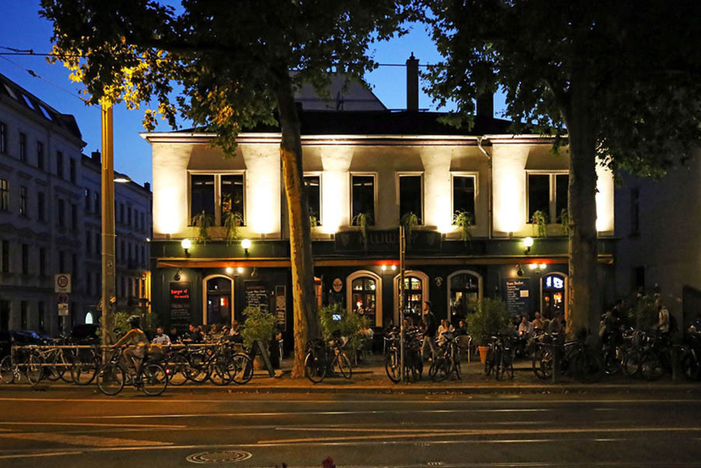 Karl-Liebknecht-Straße - Killiwilly | Entdecke über 20 Kategorien Leipzig-Motive: Foto-Downloads, hochwertige Poster, Leinwand- & Fine-Art-Prints. Jetzt Lieblingsfoto im Bildlexikon Leipzig Shop bestellen!