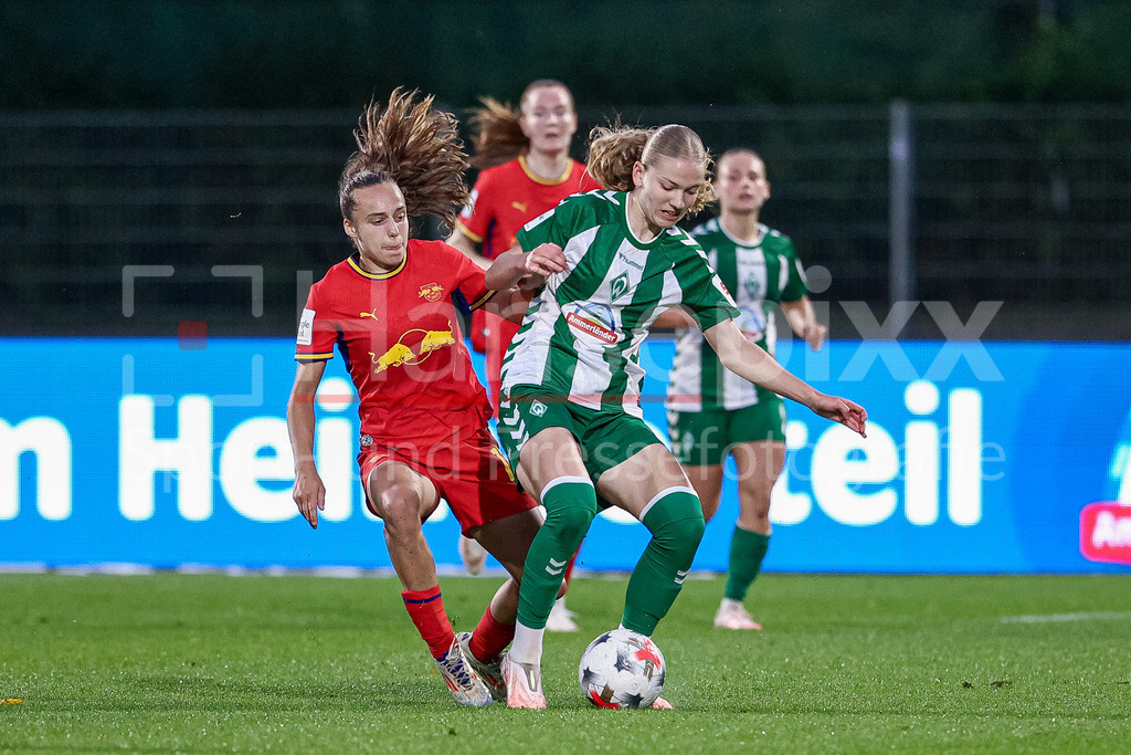 Fussball, Google Pixel Frauen-Bundesliga, SV Werder Bremen - RB Leipzig | v.li.: Jasmien Mathys (RB Leipzig, 12) und Marie Gmeineder (SV Werder Bremen, 6) im Zweikampf, Duell, Dynamik, Aktion, Action, Spielszene, DIE DFB-RICHTLINIEN UNTERSAGEN JEGLICHE NUTZUNG VON FOTOS ALS SEQUENZBILDER UND/ODER VIDEOÄHNLICHE FOTOSTRECKEN. DFB REGULATIONS PROHIBIT ANY USE OF PHOTOGRAPHS AS IMAGE SEQUENCES AND/OR QUASI-VIDEO.