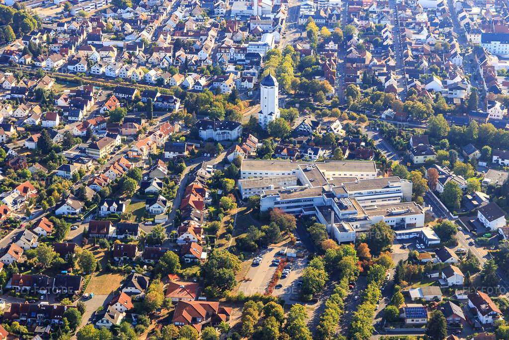 Luftbild: Asklepios Klinik Seligenstadt und Wasserturm in Seligenstadt im Bundesland Hessen in Deutschland. Foto: IMG_111012.jpg vom 08.09.2018 durch Werner Riehm/FLY-FOTO.deNotfall Seite - Asklepios Klinik Seligenstadt