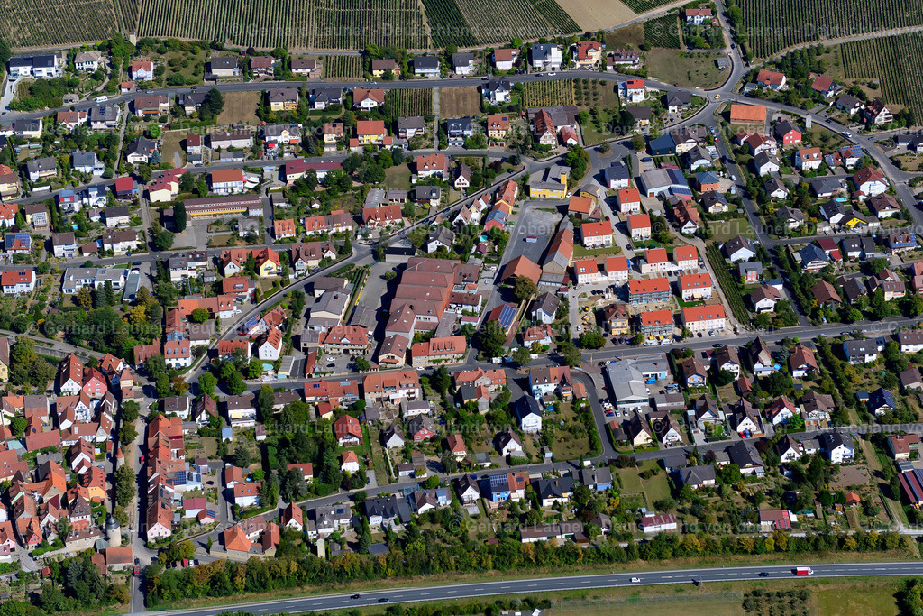 3650340 | SOMMERHAUSEN 31.08.2016 Ortsansicht der Straßen und Häuser der Wohngebiete in Sommerhausen im Bundesland Bayern, Deutschland // Town View of the streets and houses of the residential areas in Sommerhausen in the state Bavaria, Germany Foto: Gerhard Launer