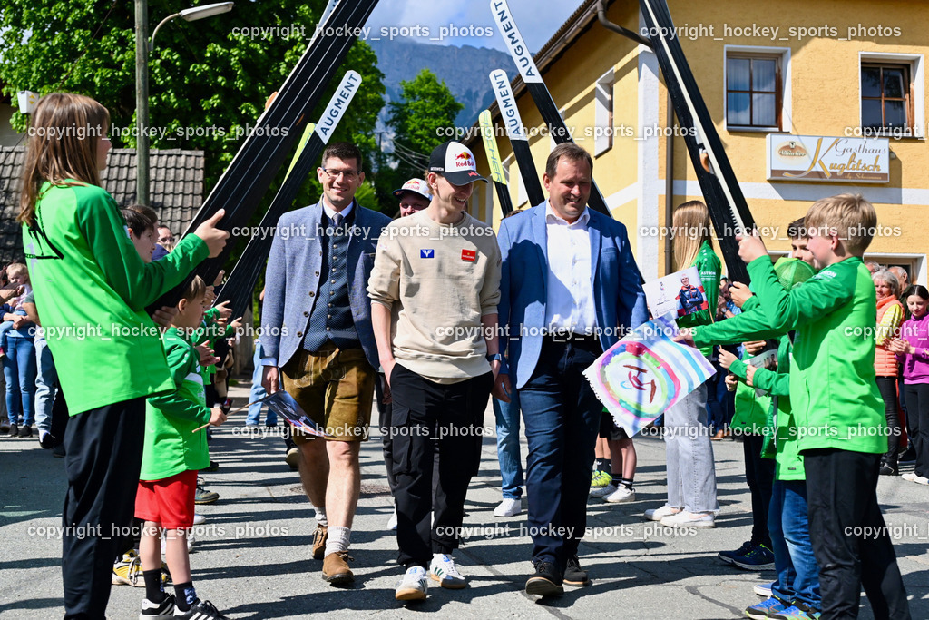 Empfang Daniel Tschofenig | Kärntner Landeshauptmann Stellvertreter Martin Gruber, Daniel Tschofenig, ürgermeister Hohenthurn Michael Schnabl, Kinder Empfangen Daniel Tschofenig, Empfang Daniel Tschofenig, Empfang Daniel Tschofenig am 10.05.2025 in Hohenthurn (Mehrzweckhaus Hohenthuurn), Austria, (Photo by Bernd Stefan)