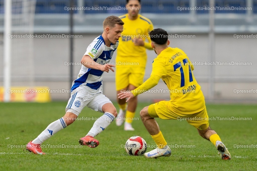 xYDR22032501032 | 22.03.2025, xydrx, Fußball, MSV Duisburg - SC Union Nettetal, Niederrheinpokal Halbfinale, Schauinsland-Reisen Arena: Jakob Bookjans (MSV Duisburg #7) im Zweikampf gegen Kaies Alaisame (SC Union Nettetal #77)
