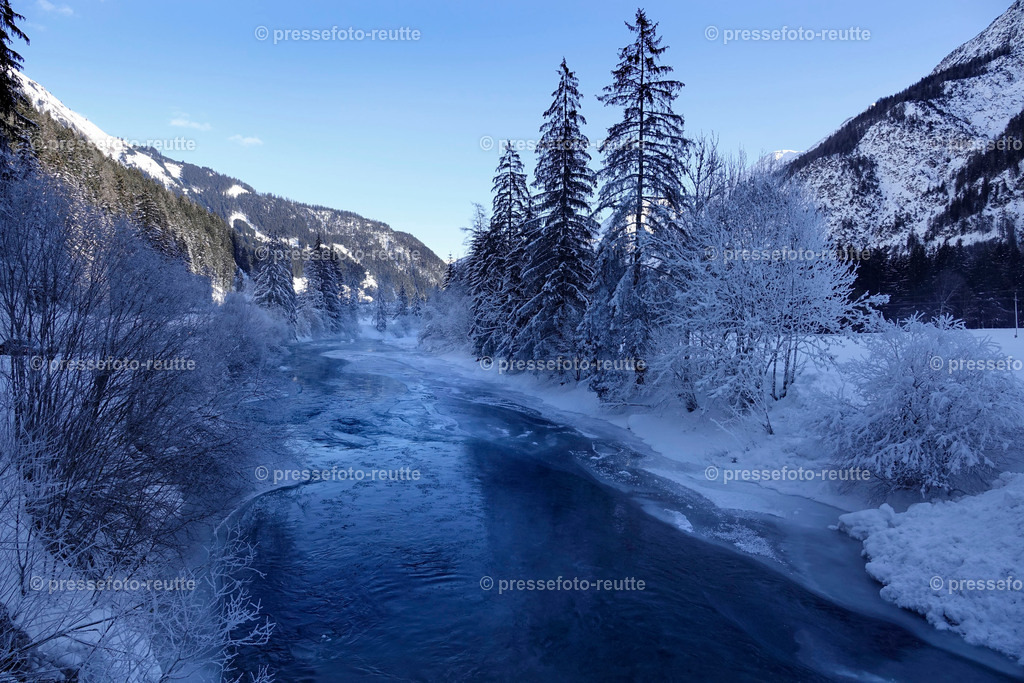 welltvi-Lechfluss-Winter_24Jan2019-Duernau_Holzgau_DSC2218 | Info aus dem Bezirk Reutte/Ausserfern Tirol sowie eine umfangreiche Bilddatenbank über die gesamte Region: Lechtal, Talkessel Reutte, Tannheimertal, Zwischentoren. Lech, Plansee, Zugspitze, Grenztunnel, B179, Fernpassstraße, Verkehr, Lawinen, Tradition, - Realisiert mit Pictrs.com
