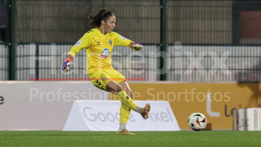 Fussball, Google Pixel Frauen-Bundesliga, RB Leipzig - SV Werder Bremen | v.li.: Livia Peng (Torhüterin, Torwart, SV Werder Bremen, 1) am Ball, Freisteller, Einzelbild, Ganzkörper, Aktion, Action, Spielszene, DIE DFB-RICHTLINIEN UNTERSAGEN JEGLICHE NUTZUNG VON FOTOS ALS SEQUENZBILDER UND/ODER VIDEOÄHNLICHE FOTOSTRECKEN. DFB REGULATIONS PROHIBIT ANY USE OF PHOTOGRAPHS AS IMAGE SEQUENCES AND/OR QUASI-VIDEO.