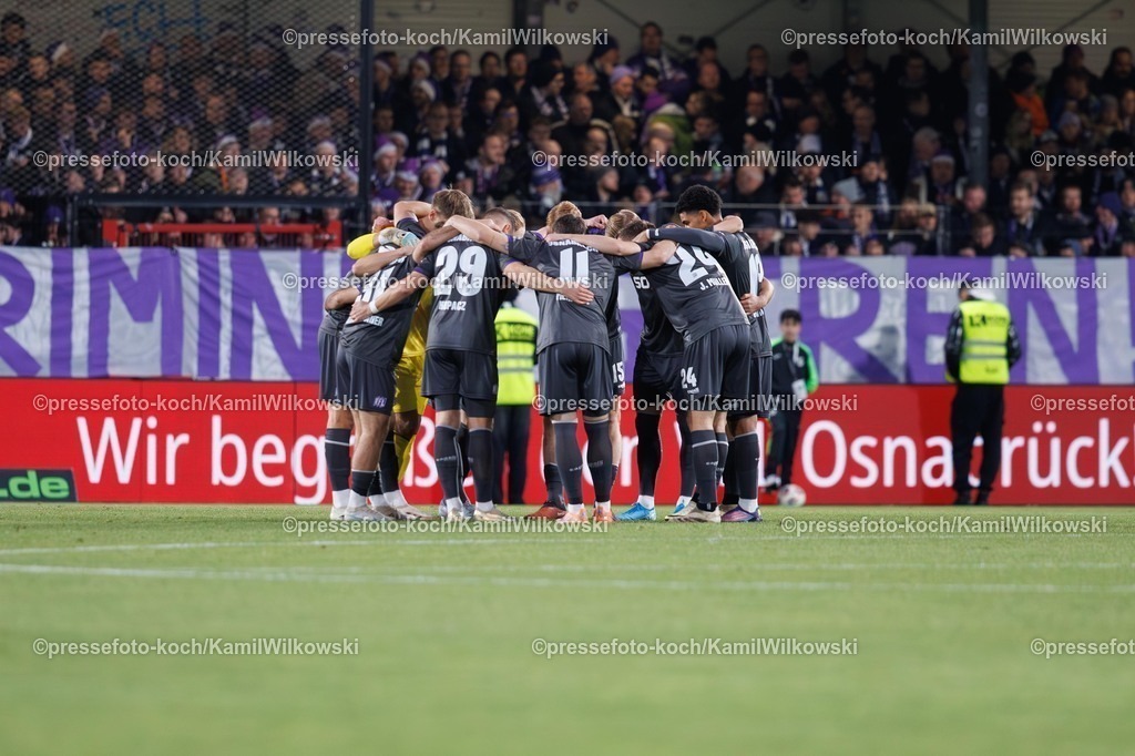xKWIx30112501046 | 30.11.2025, xkwix, Fußball, 3. Liga, SSC Verl - VfL Osnabrück, Sportclub Arena: Teamkreis der Mannschaft aus Osnabrück vor AnpfiffPhoto:xKamilxWilkowskixPressefotoKochx