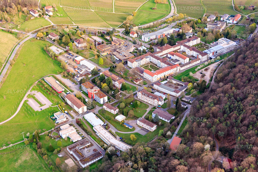 Luftbild: Pfalzklinik Landeck aus Nordwesten in Klingenmünster im Bundesland Rheinland-Pfalz in Deutschland.Foto: IMG_131175.jpg vom 12.04.2022 durch Werner Riehm/FLY-FOTO.deSymbol PeilsenderKlingenmuenster | Gemeinde Klingenmünster Kreis Südliche Weinstraße