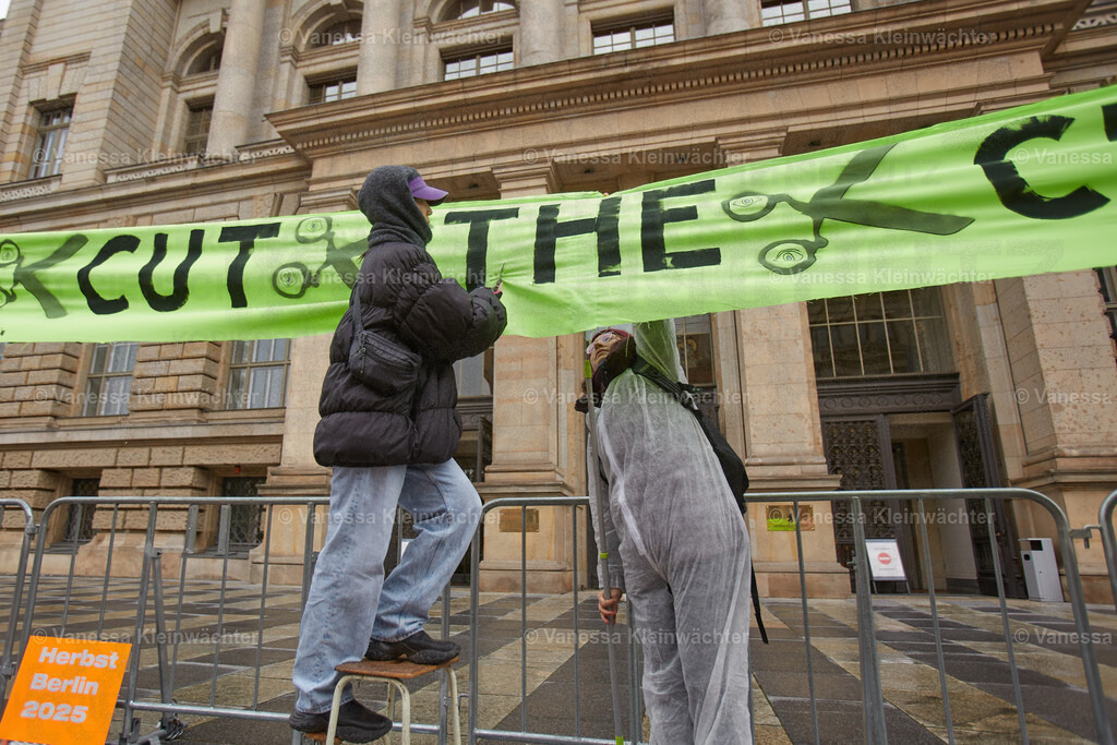 251114_SaveOurStudios_AGH_13 | Mit einer Lärmdemo und dem Durchschneiden eines Banners mit der Aufschrift "Cut the cuts" protestieren Künstler*innen am 14.11.2025 vor dem Berliner Abgeordnetenhaus gegen finanzielle Kürzungen in ihrem Bereich. - Realisiert mit Pictrs.com