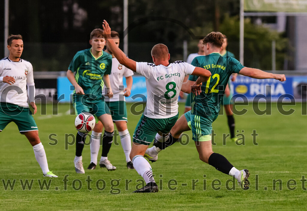 2023-09-01_018_FC_Schwaig_gegen_TSV_Gruenwald | Oberding, Deutschland, 01.09.2023:
Fußball, Landesliga Südost 2023 / 2024, 9. Spieltag, FC Schwaig gegen TSV Grünwald, Endergebnis: 3:1

Nils Wölken (FC Schwaig, #8), Luis Müller (TSV Grünwald, #12)

Foto: Christian Riedel / fotografie-riedel.net